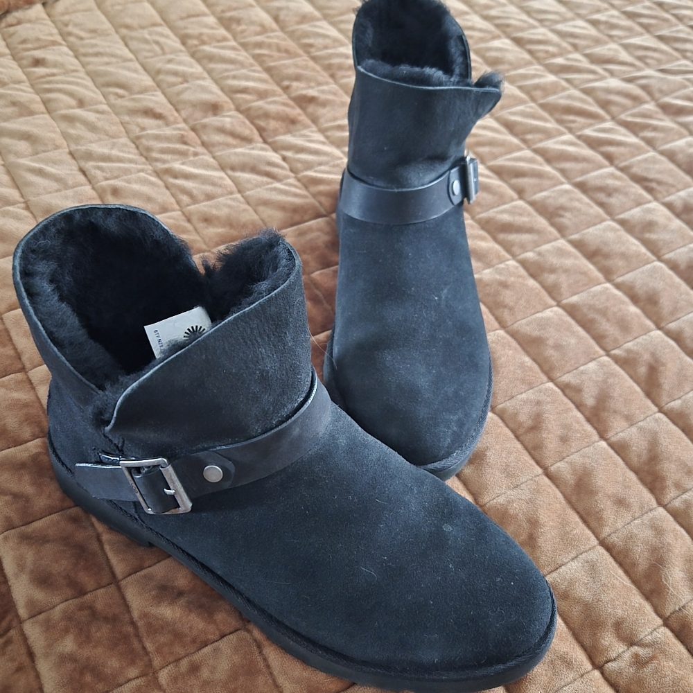 UGG Black Buckle Ankle Boots Shearling Lined Moto Style Size 7.5